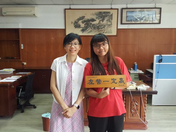 狂賀~3年13班林淑惠同學，參加108學年度大學特殊選才升學管道，錄取國立清華大學學士班，成為左營高中本年度第一位大學生，全校師生祝賀!