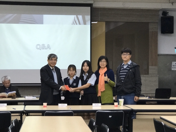 2年4班牟鑫妤同學及2年14班黃筠茹同學參加跨校小論文競賽榮獲特優成績